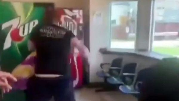 Violent brawl breaks out the Nia Center in Louisville, Kentucky, after a white woman reportedly spat on a Black woman at the center. - Sputnik International