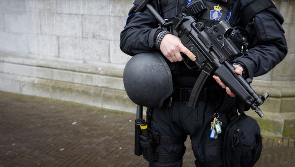 A Dutch military police officer stands guard at the Binnenhof during a patrol in The Hague on March 23, 2016 as security measures were reinforced in the wake of attacks in Brussels. - Sputnik International