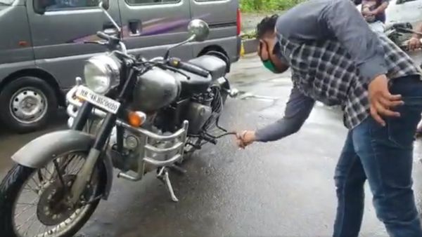 A red sand boa, a non-venomous snake, slithering under the rear seat of a moving Royal Enfield motorbike at Virar (east). The rider was alerted by another biker who saw the moving snake - Sputnik International