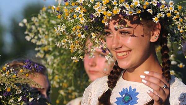 Girls at Ivan Kupala festivities on the shore of the Pripyat River in the ancient Belarusian city of Turov. - Sputnik International