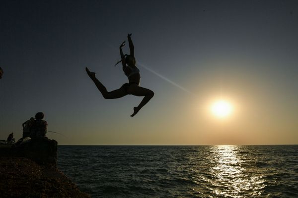 A girl is jumping from a pier on the beach in the Crimean town of Novofyodorovka. A girl is jumping from a pier on the beach in the Crimean town of Novofyodorovka. - Sputnik International
