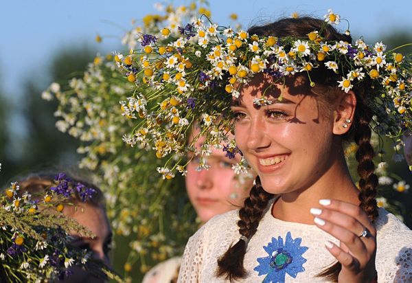 Girls at Ivan Kupala festivities on the shore of the Pripyat River in the ancient Belarusian city of Turov. Girls at Ivan Kupala festivities on the shore of the Pripyat River in the ancient Belarusian city of Turov. - Sputnik International