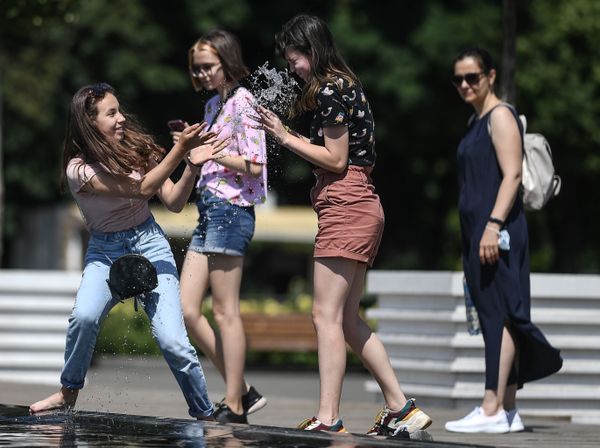 Girls spending leisure time in Gorky Park as high temperatures hit Moscow. Girls spending leisure time in Gorky Park as high temperatures hit Moscow. - Sputnik International