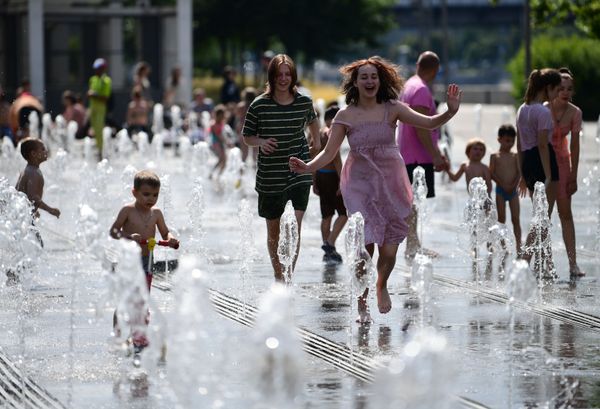 Girls at the fountain on a hot day at the Museon Art Park in Moscow Girls at the fountain on a hot day at the Museon Art Park in Moscow - Sputnik International