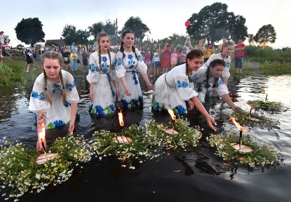 Girls set wreaths on the water during Ivan Kupala festivities on the shore of the Gulf of Pripyat in the ancient Belarusian city of Turov. Girls set wreaths on the water during Ivan Kupala festivities on the shore of the Gulf of Pripyat in the ancient Belarusian city of Turov. - Sputnik International