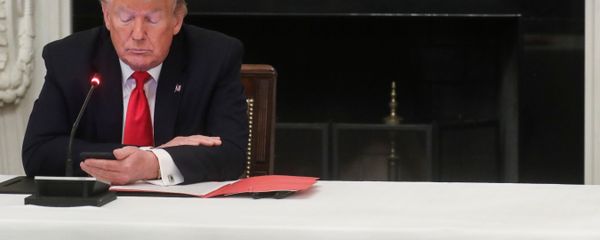 U.S. President Donald Trump uses a mobile phone (File) - Sputnik International