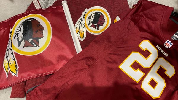 Washington Redskins football shirts and a team flag on sale at a sporting goods store in Bailey's Crossroads, Virginia, U.S., June 24, 2020. - Sputnik International