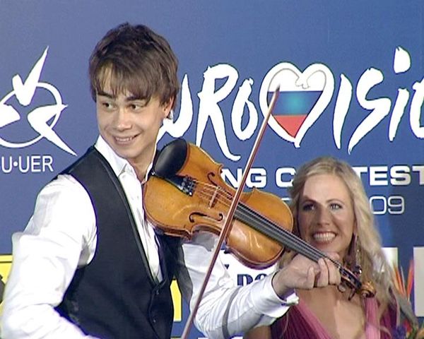 Alexander Rybak danced on the table at the press-conference - Sputnik International
