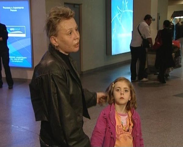 A woman who won her daughter back in a Portuguese court has returned to Russia with her child. - Sputnik International