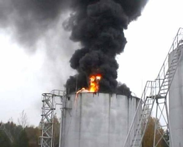 Russian fire extinguisher will cope with burning oil in a matter of seconds - Sputnik International