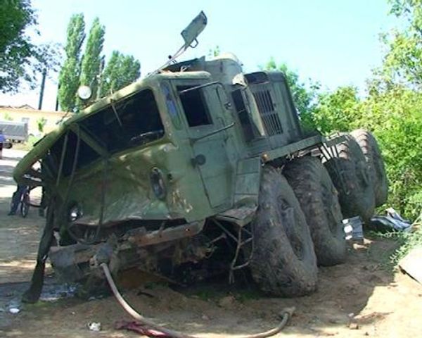 Military tractor drives into elderly woman’s front garden - Sputnik International