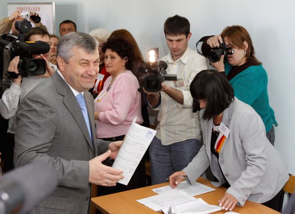 South Ossetian President attends parliamentary elections South Ossetian President attends parliamentary elections - Sputnik International