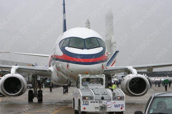 Russia's Superjet 100 makes debut flight at Le Bourget Russia's Superjet 100 makes debut flight at Le Bourget - Sputnik International