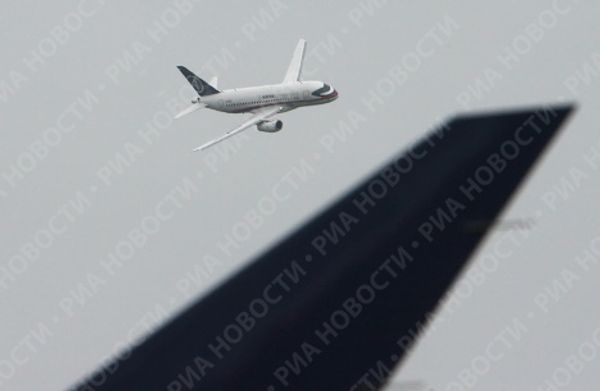 Russia's Superjet 100 makes debut flight at Le Bourget Russia's Superjet 100 makes debut flight at Le Bourget - Sputnik International