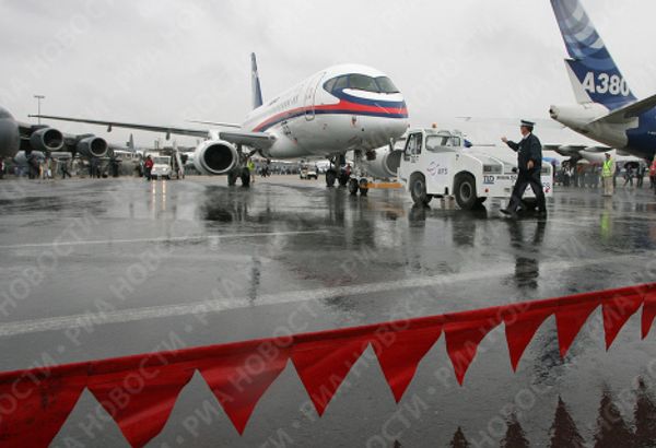 Russia's Superjet 100 makes debut flight at Le Bourget Russia's Superjet 100 makes debut flight at Le Bourget - Sputnik International