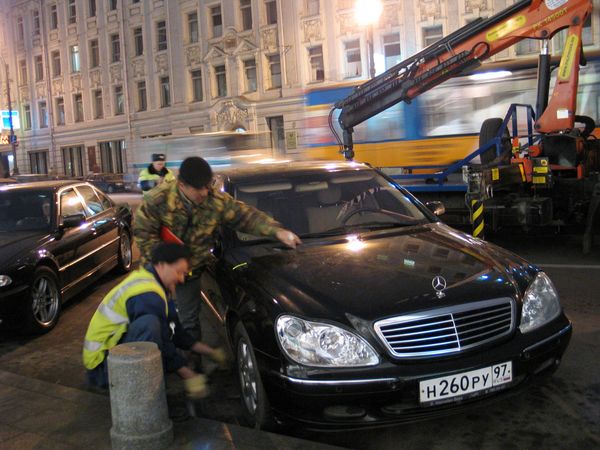 Moscow factory turns on air raid sirens over illegally parked car - Sputnik International