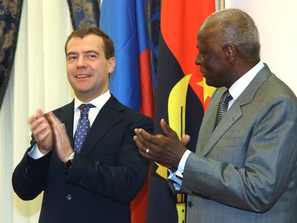 Dmitry Medvedev and Jose Eduardo dos Santos at ceremony of signing joint documents - Sputnik International