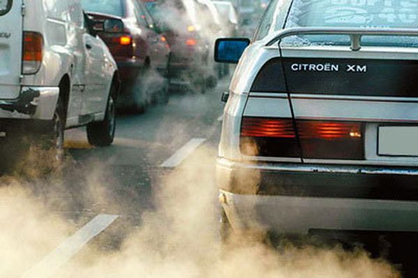 Moscow traffic jammed after drunk driver knocks down streetlight  - Sputnik International