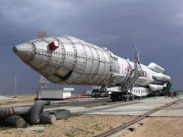Arrangements to launch Russia's Proton carrier rocket with Sirius FM5 satellite on board Arrangements to launch Russia's Proton carrier rocket with Sirius FM5 satellite on board - Sputnik International