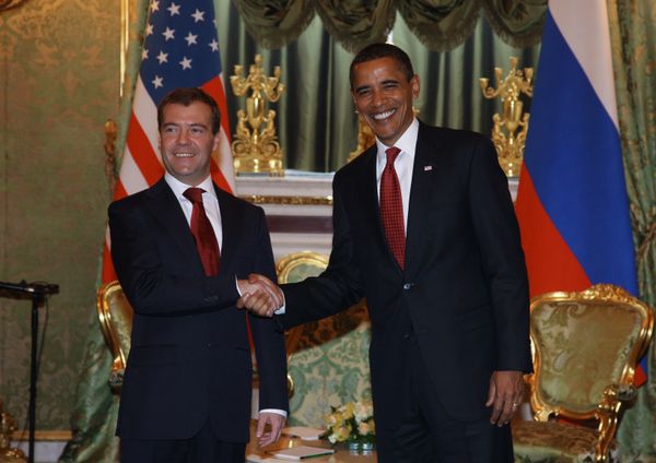 Medvedev, Obama sign Kremlin deal to cut nuclear arsenals  - Sputnik International