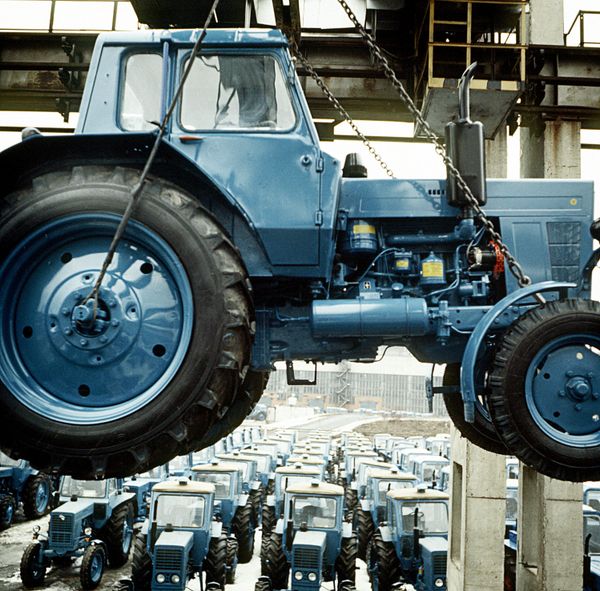 Russian tractor plant set to agree on tractor assembly in Nigeria - Sputnik International