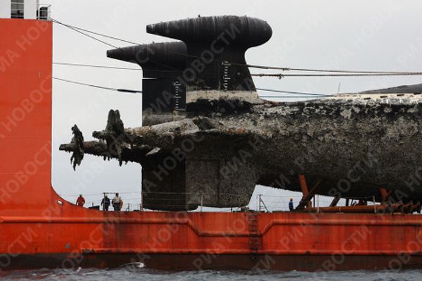 Two nuclear submarines delivered to Zvezda plant for scrapping - Sputnik International