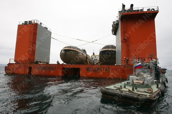 Two nuclear submarines delivered to Zvezda plant for scrapping - Sputnik International