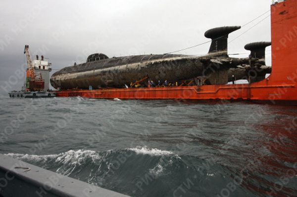 Two nuclear submarines delivered to Zvezda plant for scrapping - Sputnik International