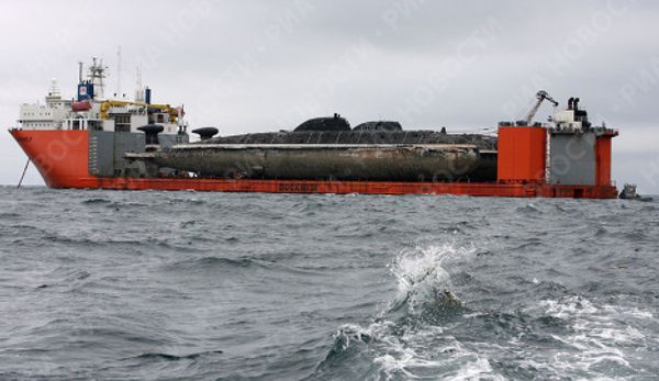 Two nuclear submarines delivered to Zvezda plant for scrapping - Sputnik International