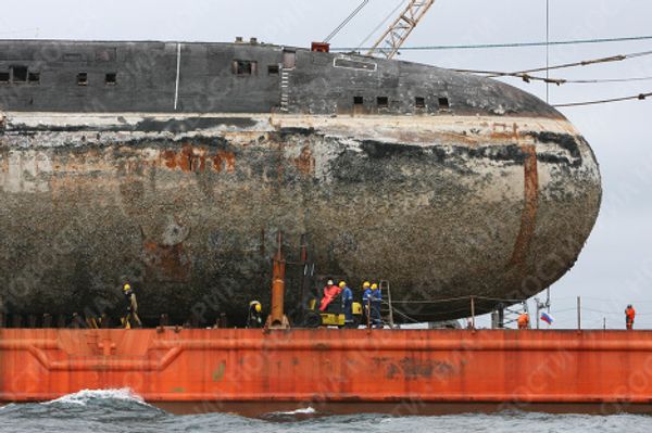 Two nuclear submarines delivered to Zvezda plant for scrapping - Sputnik International