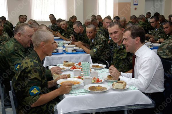 President Medvedev dines with the servicemen of the air assault regiment President Medvedev dines with the servicemen of the air assault regiment - Sputnik International