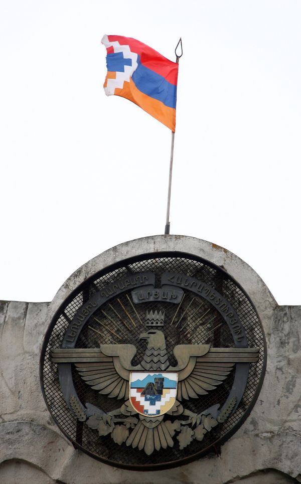 The flag and emblem of the Republic of Nagorno Karabakh - Sputnik International