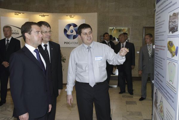 Russian President Dmitry Medvedev viewing information stands at Research Institute for Experimental Physics - Sputnik International