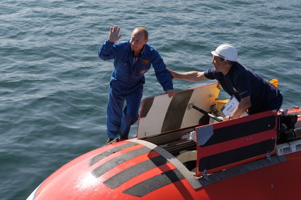 Russian PM Vladimir Putin dives in Lake Baikal - Sputnik International