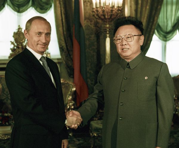 Vladimir Putin and Kim Jong Il in the Kremlin - Sputnik International