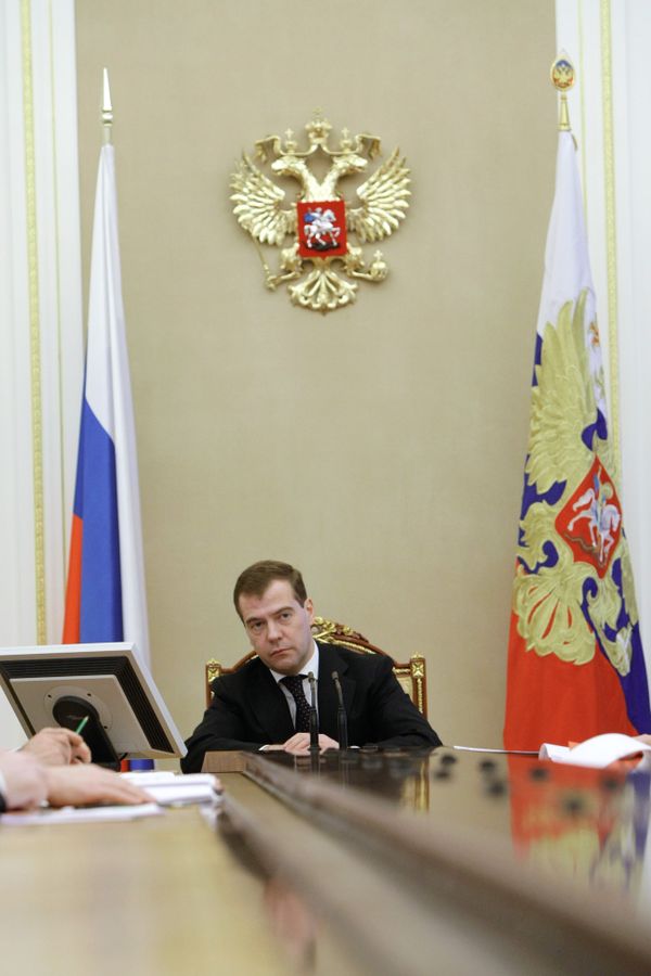 Russian President Dmitry Medvedev has told a first deputy prime minister to look into the situation concerning two merchant ships detained by China over debts - Sputnik International