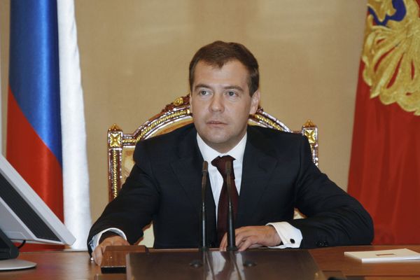 Russian President Dmitry Medvedev has told a first deputy prime minister to look into the situation concerning two merchant ships detained by China over debts - Sputnik International