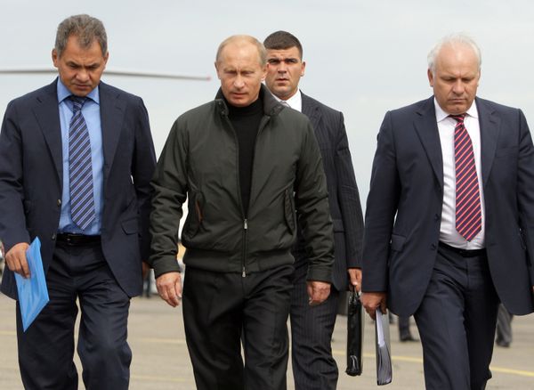 Russian Prime Minister Vladimir Putin signed an order on Saturday giving 1 million rubles ($31,500) to the families of each of the dead and missing in Monday's Siberian hydropower plant accident. - Sputnik International