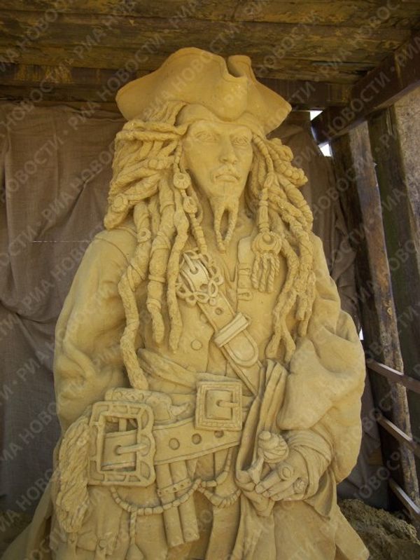 Evil and good-natured pirates at the sand sculpture festival Evil and good-natured pirates at the sand sculpture festival - Sputnik International