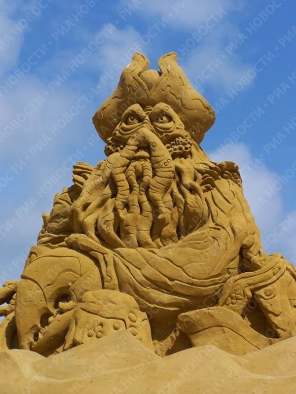 Evil and good-natured pirates at the sand sculpture festival Evil and good-natured pirates at the sand sculpture festival - Sputnik International