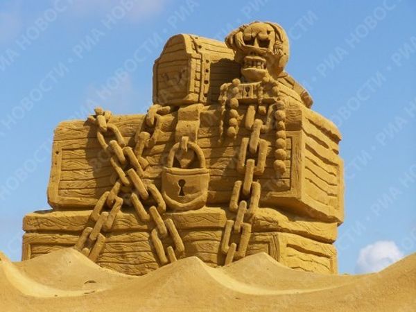 Evil and good-natured pirates at the sand sculpture festival Evil and good-natured pirates at the sand sculpture festival - Sputnik International