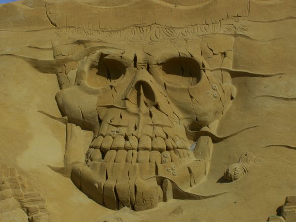 Evil and good-natured pirates at the sand sculpture festival   - Sputnik International