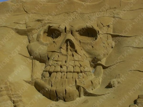 Evil and good-natured pirates at the sand sculpture festival Evil and good-natured pirates at the sand sculpture festival - Sputnik International