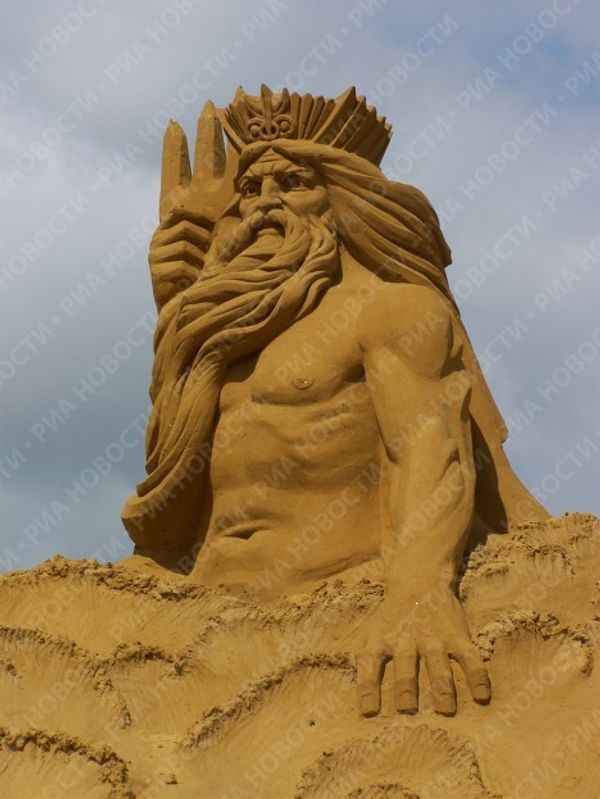 Evil and good-natured pirates at the sand sculpture festival Evil and good-natured pirates at the sand sculpture festival - Sputnik International