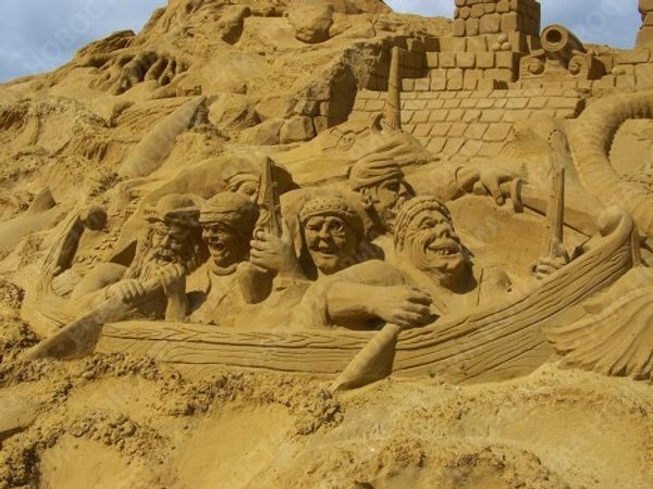 Evil and good-natured pirates at the sand sculpture festival Evil and good-natured pirates at the sand sculpture festival - Sputnik International