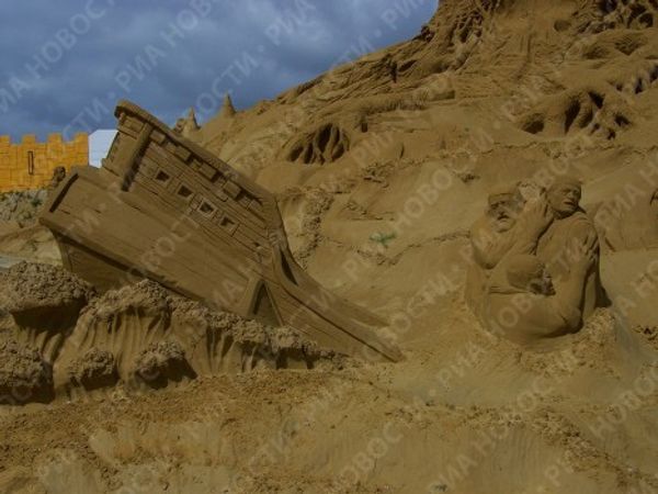 Evil and good-natured pirates at the sand sculpture festival Evil and good-natured pirates at the sand sculpture festival - Sputnik International