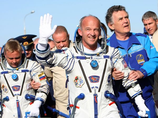U.S. astronaut Jeffrey Williams, Russian cosmonaut Maxim Surayev, and a space tourist, Canadian billionaire Guy Laliberte. U.S. astronaut Jeffrey Williams, Russian cosmonaut Maxim Surayev, and a space tourist, Canadian billionaire Guy Laliberte. - Sputnik International