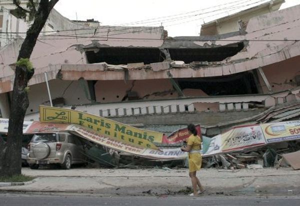 Earthquake devastates Padang, the capital of Indonesia’s West Sumatra province  - Sputnik International