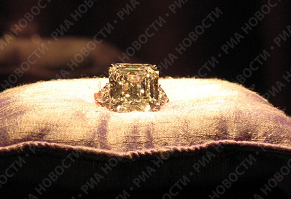 Diamonds, sapphires and emeralds at Christie’s Auction House   - Sputnik International