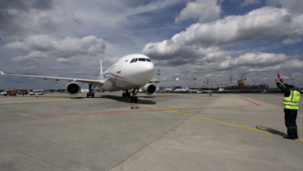 Russian airliner makes safe emergency landing in Moscow  - Sputnik International